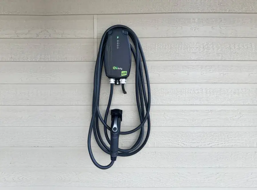 Borne de recharge pour véhicules électriques fixée au mur extérieur du Motel Marie-Dan